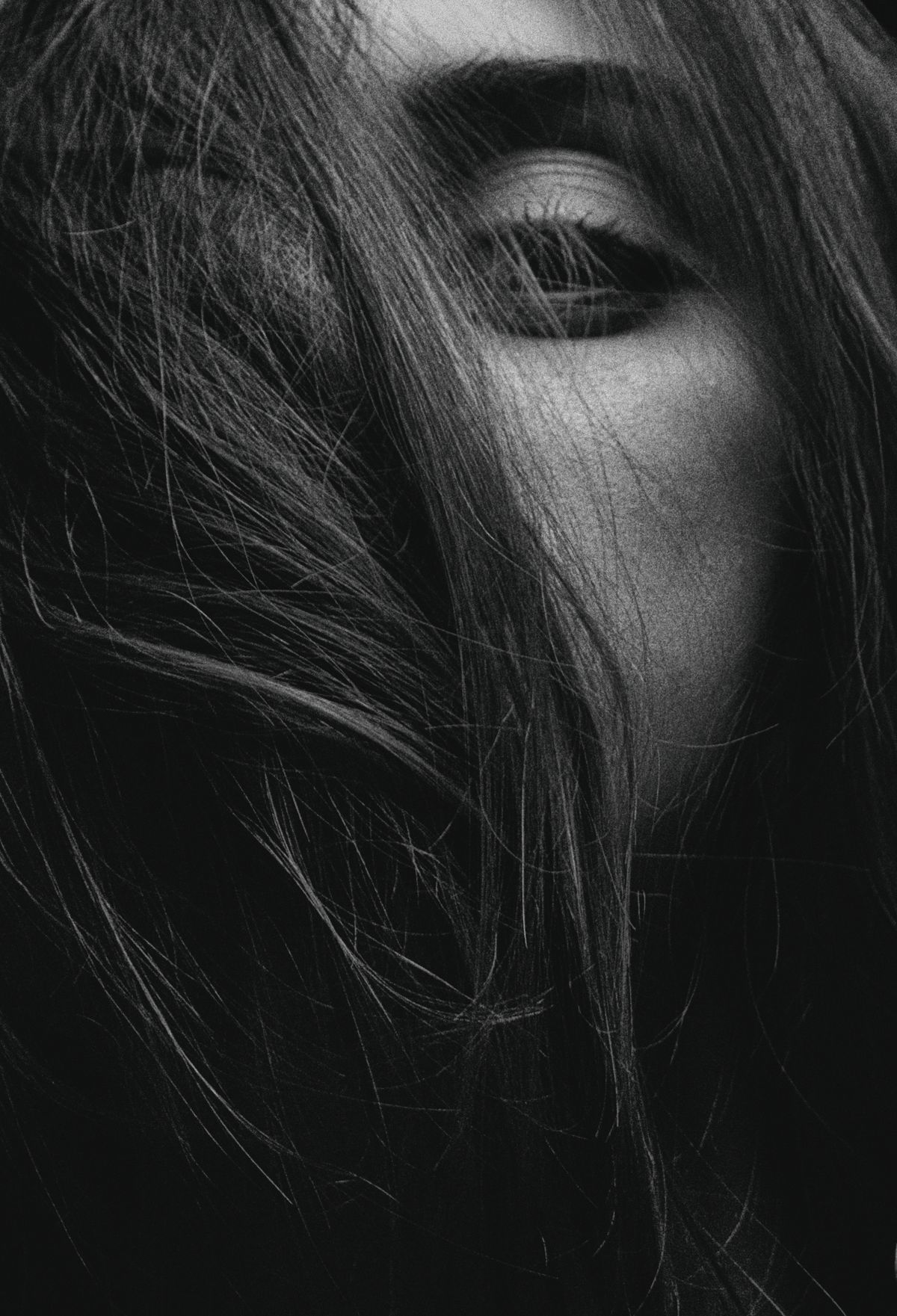 髪で顔が隠れた女性のポートレート
