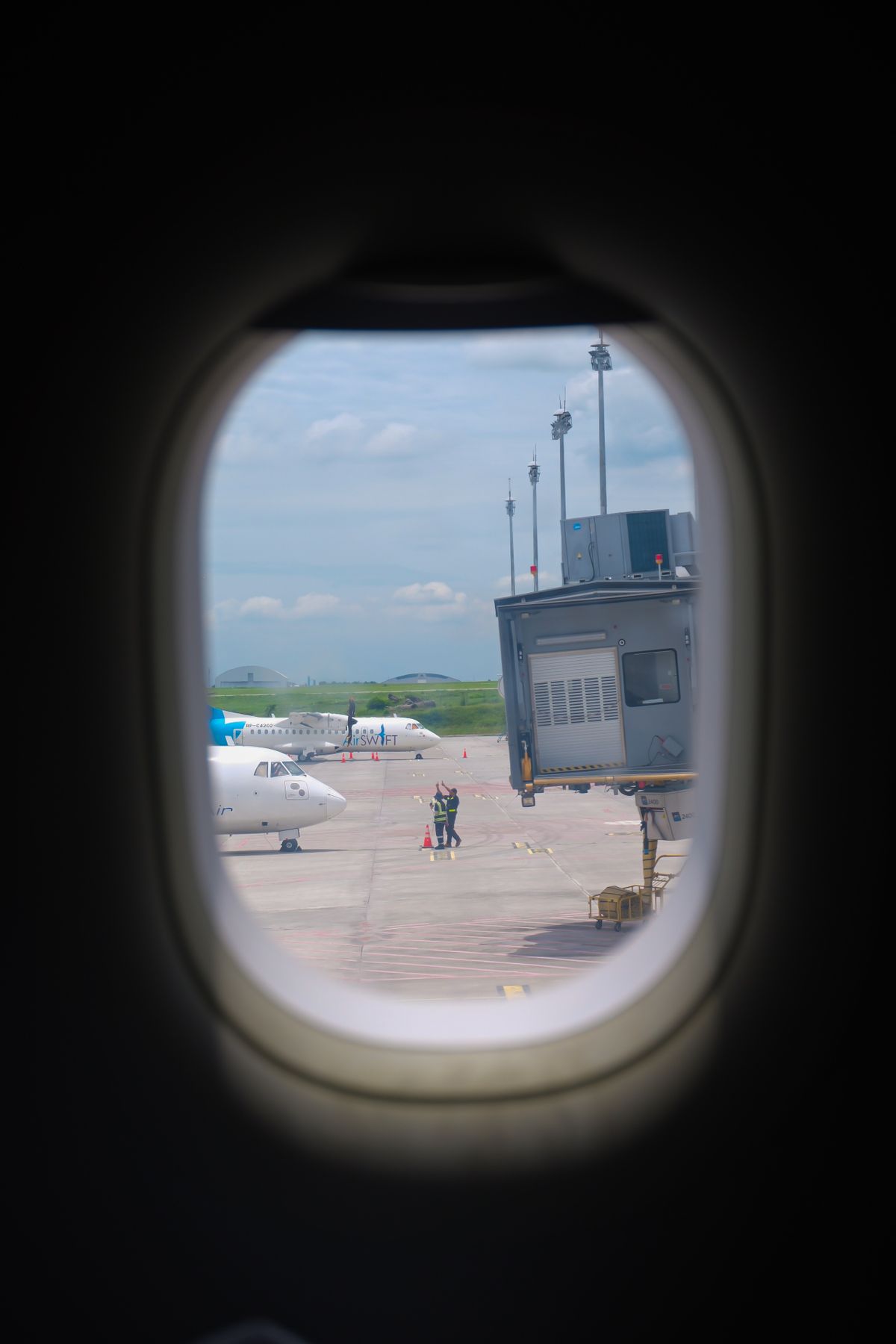 機内窓から見た空港の風景