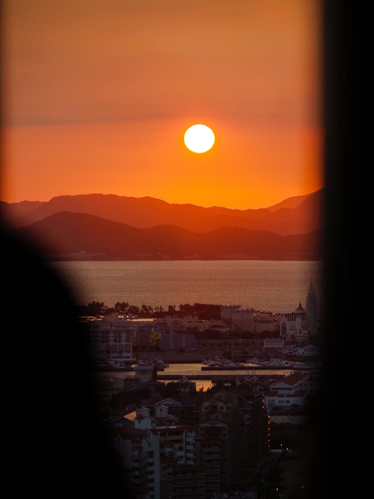 夕暮れの福岡の街並み